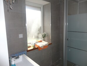 Shower, hair dryer, towels, soap - Presentation of the Host, the environment, and your suite "Ti Trianon" (Rosporden)