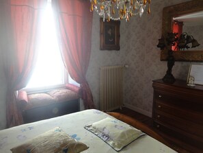 1 bedroom, iron/ironing board, WiFi, bed sheets - Presentation of the Host, the environment, and your suite "Ti Trianon" (Rosporden)