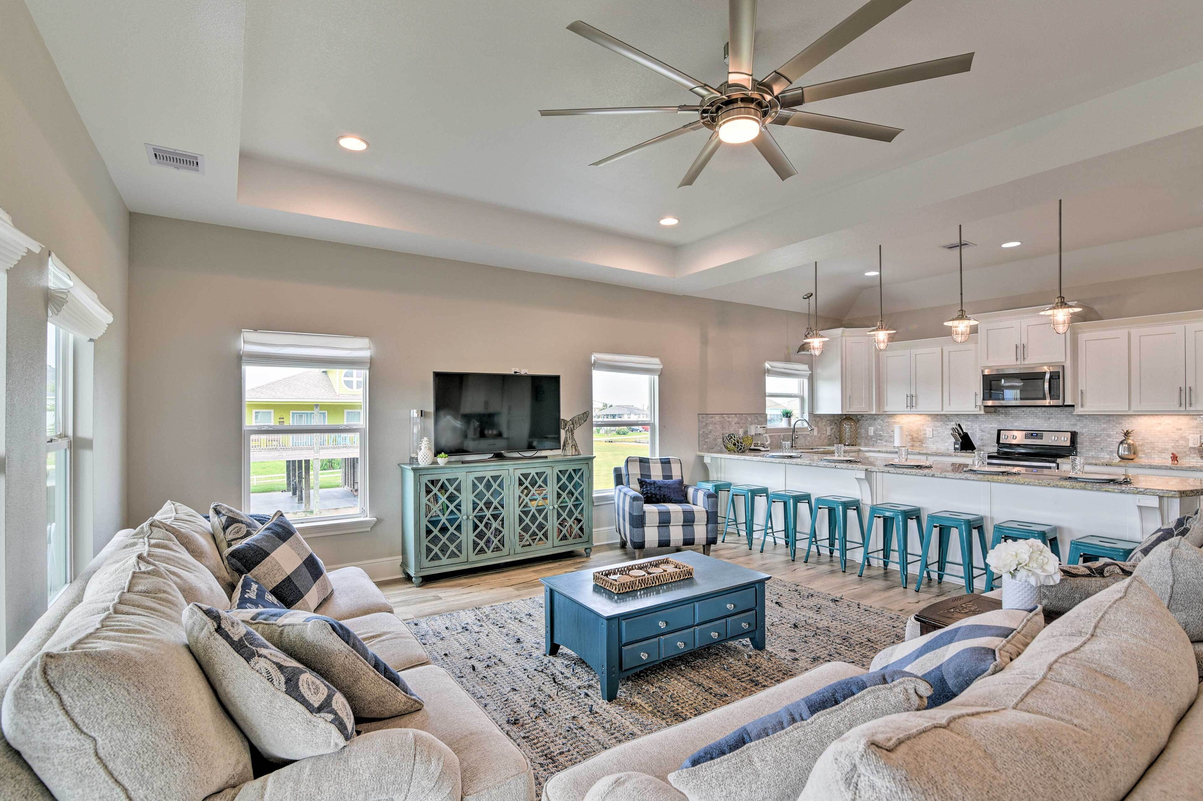 Crystal Beach Home w/ Deck & Ocean Views