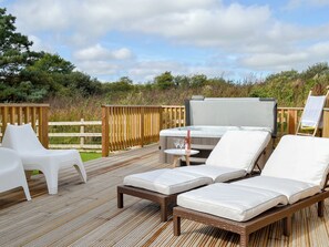 Outdoor spa tub - Hen Harrier Lodge-UC3979 (St Columb Major, near Padstow)