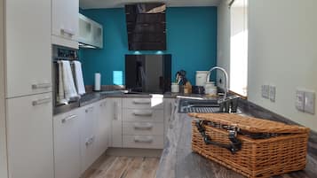 Oppvaskmaskin og høy barnestol