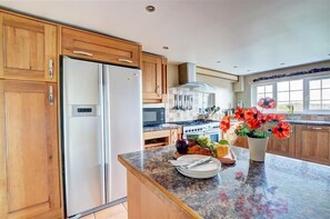 Microwave, oven, dishwasher, toaster - 3 Bed in Lynton (oc-keepba) (Ilkerton)