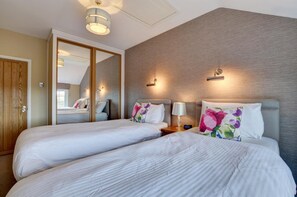 3 عدّة غرف نوم ومكواة/لو ح كي وواي فاي مجانًا وملاءات أسرّة