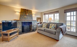 TV, fireplace
