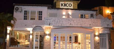 Fassade der Unterkunft – Abend/Nacht