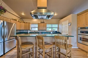 Kühlschrank, Mikrowelle, Herdplatte, Geschirrspüler