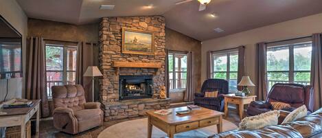 TV, caminetto, tavolo da ping pong, libri