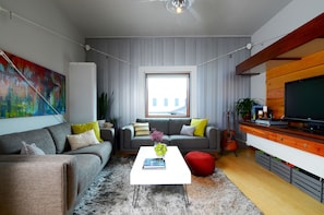 Smart TV, DVD player, books, stereo