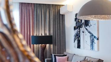 Smart TV, Netflix, streaming services, video library