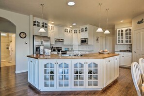 Fridge, microwave, stovetop, dishwasher - McMinnville Wine Country Home w/ Hot Tub + Deck (McMinnville)