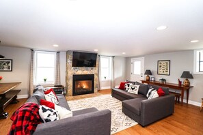 TV, fireplace - Porch n' Pasture Farm - make memories here, by Buffalo Mountain Getaway (Meadows of Dan)