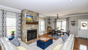 Télévision, cheminée