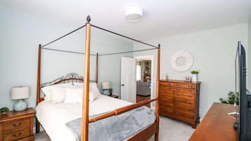 3 bedrooms, desk, iron/ironing board, WiFi