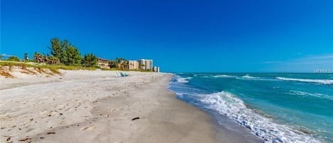 Una spiaggia nelle vicinanze, lettini da mare, teli da spiaggia