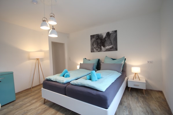 1 bedroom, bed sheets