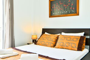 2 bedrooms, iron/ironing board, internet, bed sheets
