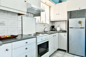 Kühlschrank, Ofen, Wasserkocher mit Kaffee-/Teezubehör, Wasserkocher