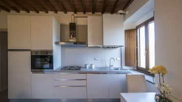 Refrigerador con freezer, horno, placa de cocina, cafetera expreso