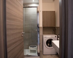 Sèche-cheveux, serviettes fournies, savon, papier toilette