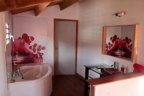 Bañera, secador de pelo, papel higiénico