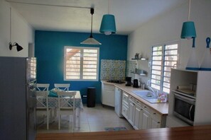 Refrigerador, microondas, placa de cocina, lavavajillas