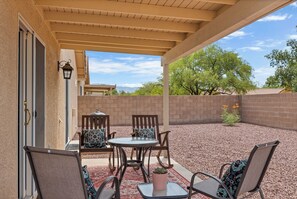 Outdoor dining - Gorgeous Vacation Home - Trails, Golf & Dining (Marana)