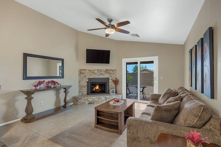 Smart TV, fireplace, books, stereo. Gorgeous Vacation Home - Trails, Golf & Dining