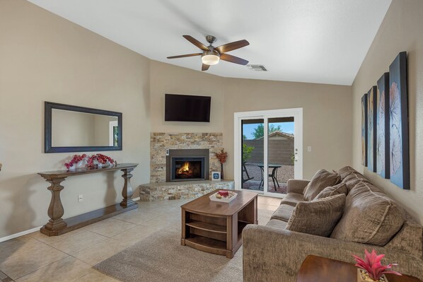 Smart TV, fireplace, books, stereo