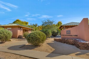 Exterior - Gorgeous Vacation Home - Trails, Golf & Dining (Marana)