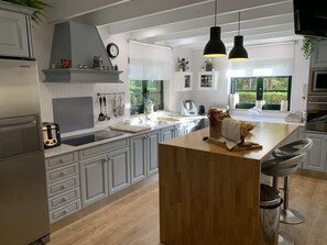 Micro-ondes, lave-vaisselle, cafetière/bouilloire, grille-pain