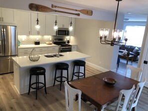 Refrigerador, microondas, horno y parrilla de estufa 