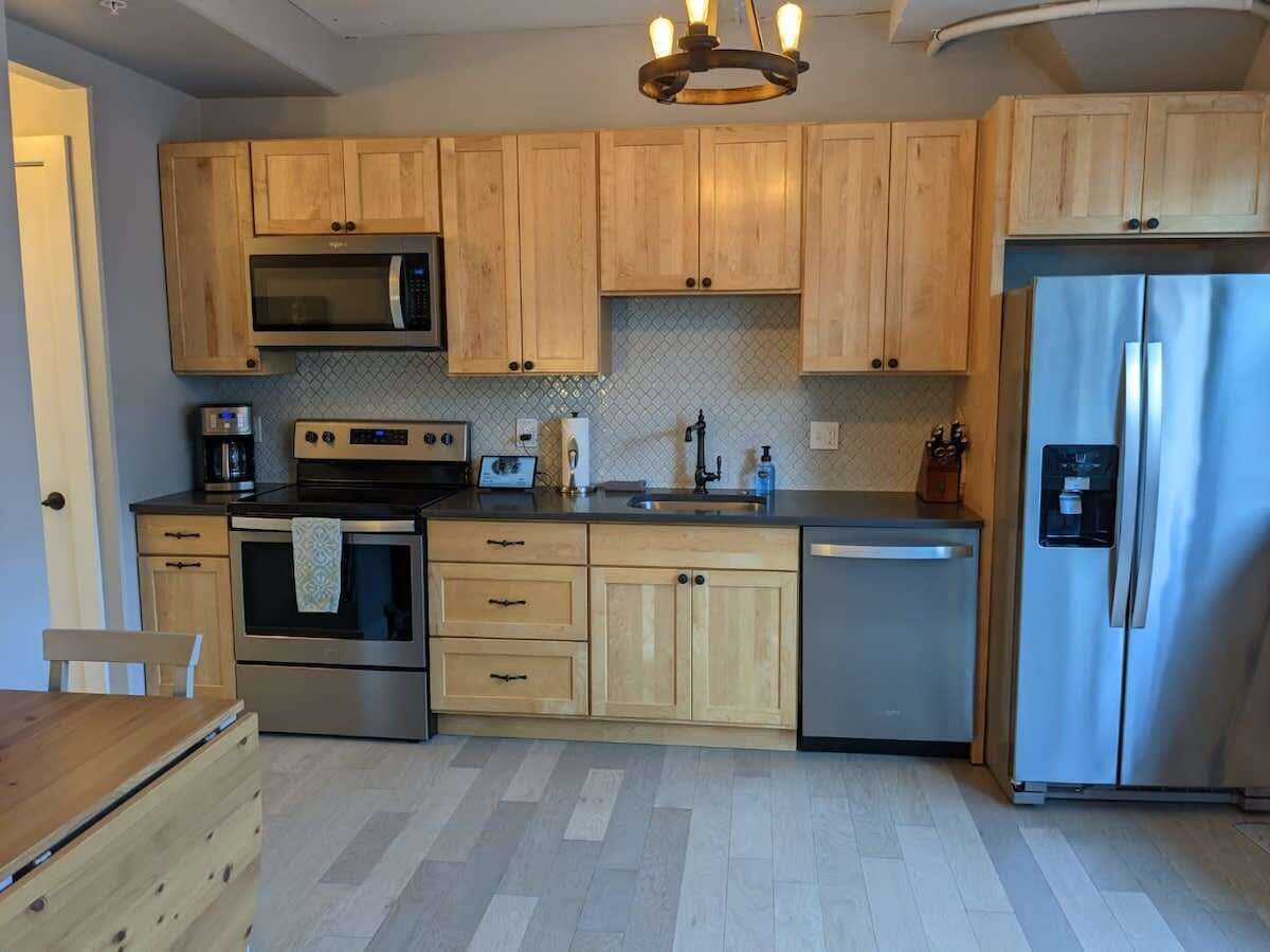 Frigorífico, microondas, horno y placa de cocina