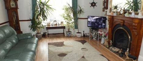 Fernseher, Kamin, Kinderspielzeug