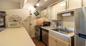 Réfrigérateur, four à micro-ondes, un four, surface de cuisson