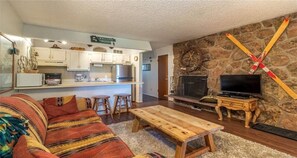 Älytelevisio, takka, kirjoja