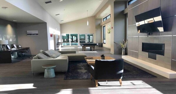 Älytelevisio, takka, kirjoja