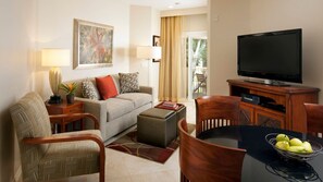 Una televisión, una chimenea