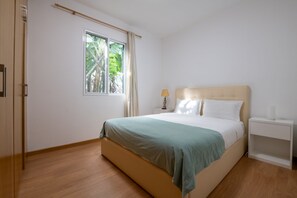 3 bedrooms, in-room safe, iron/ironing board, travel cot