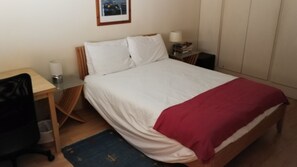 1 slaapkamer, een strijkplank/strijkijzer, wifi, beddengoed