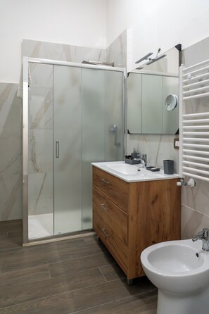 Shower, rainfall showerhead, free toiletries, hair dryer