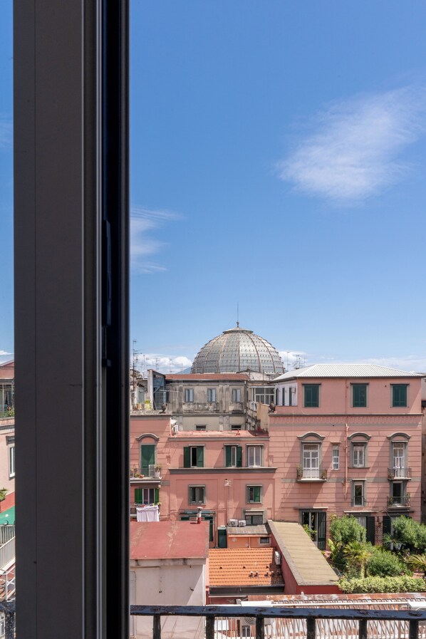 Egyptian cotton sheets, premium bedding, down comforters, pillowtop beds - Antica Dimora Deluxe (Naples)