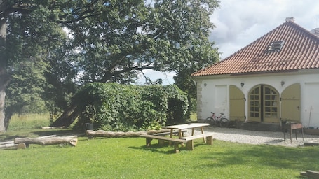 Speisen im Freien. Hostel Torma Puhkemaja, in der Nähe des Peipus-Sees