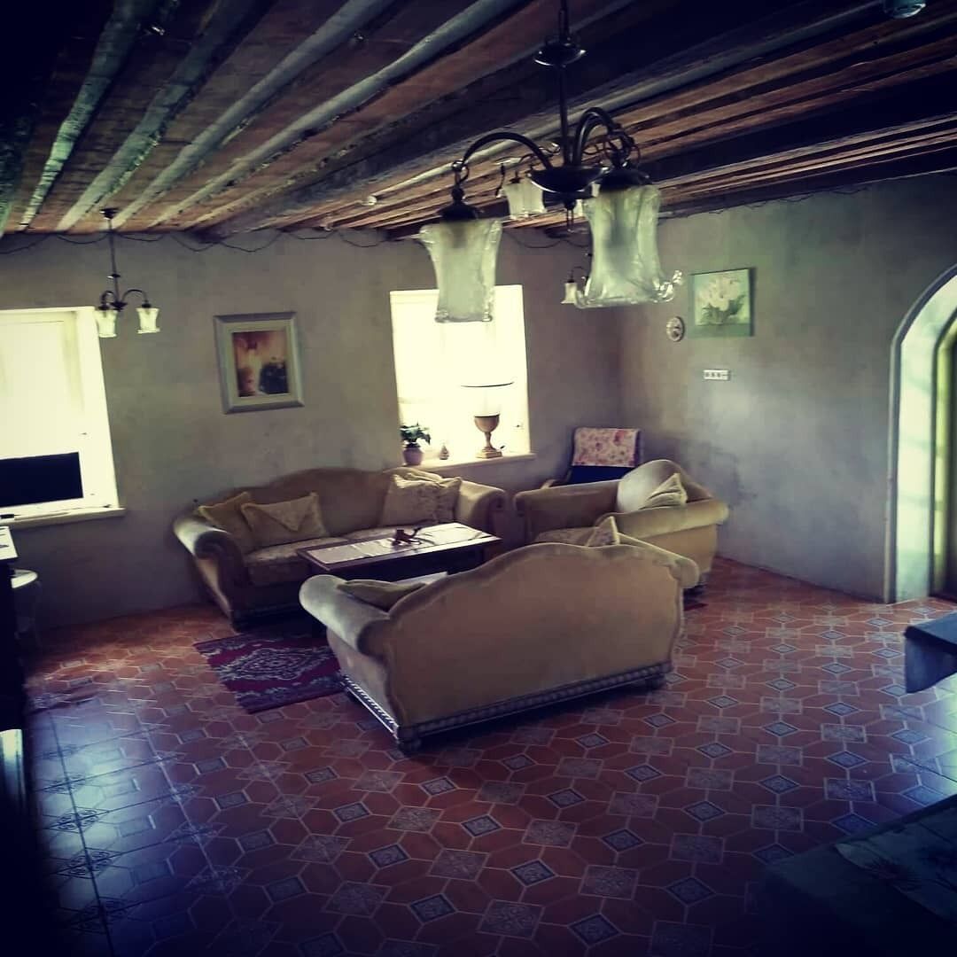 TV, fireplace, DVD player, books