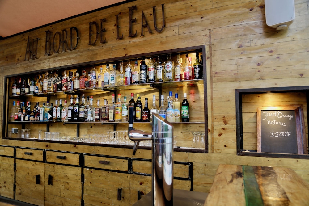 Au bord de l'eau by null