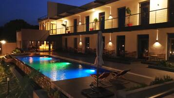 Façana frontal de l'allotjament (vespre/nit)