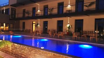 Piscina a l'aire lliure, para-sols i gandules