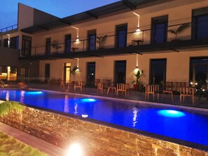 Outdoor pool, pool umbrellas, pool loungers - Au Bord De L'Eau (Bamako)