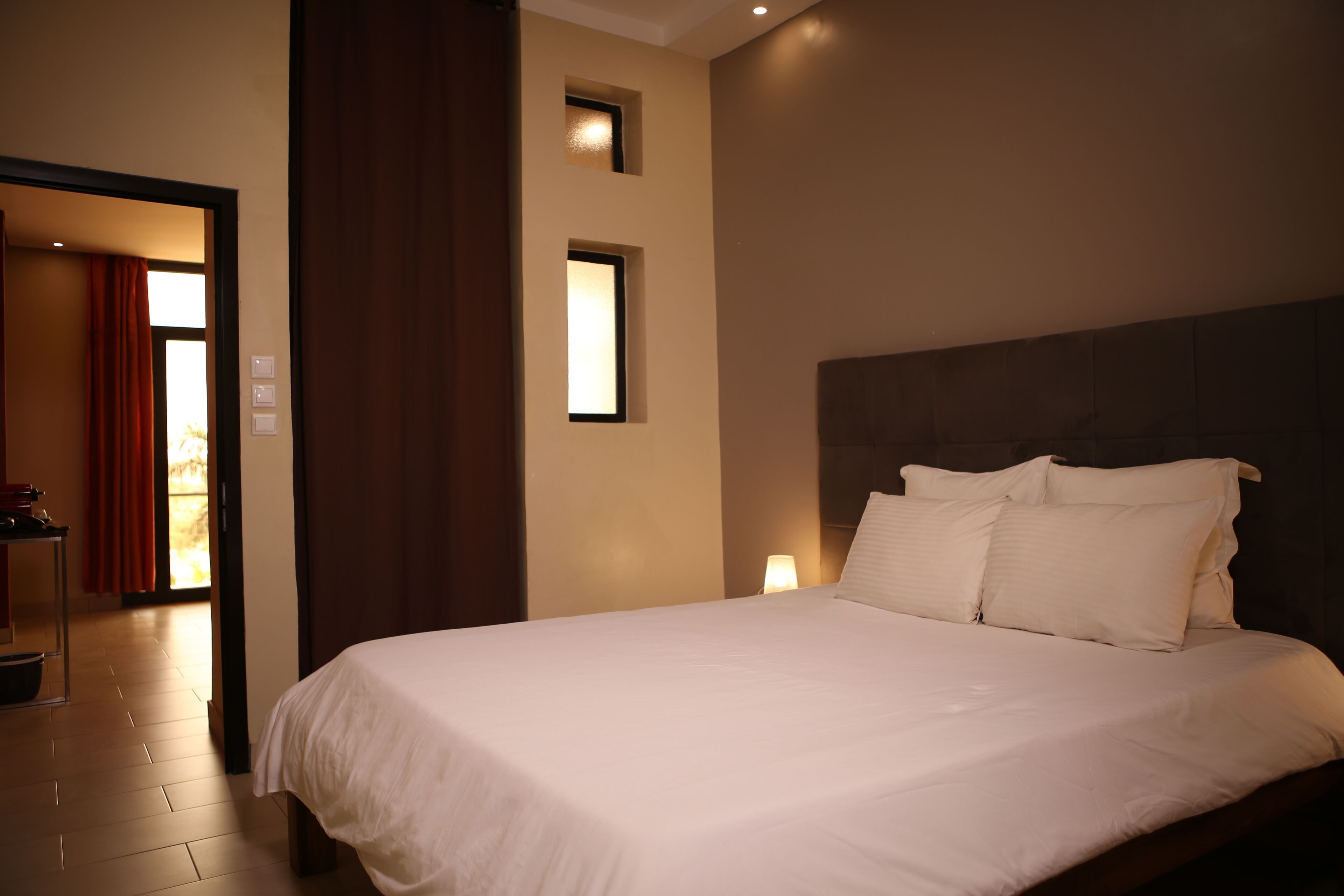 Suite Premium | Ropa de cama de alta calidad, cortinas opacas, sistema de insonorización