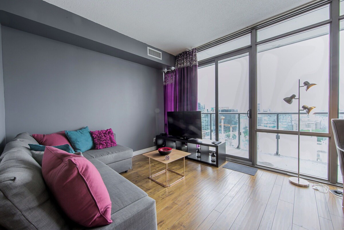 Family Size 1 Bedroom Condo with BALCONY walk to SICK KIDS HOSPITAL. Sleeps 4