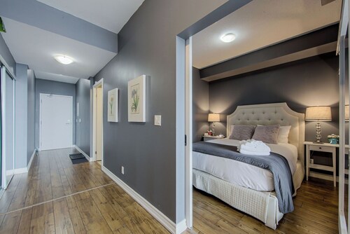 Family Size 1 Bedroom Condo with BALCONY walk to SICK KIDS HOSPITAL. Sleeps 4